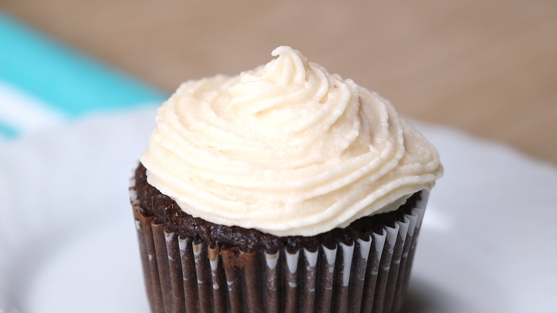 cupcake with cream cheese frosting